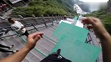 老外挑战中国天门山，999级台阶悬空跳下，这才明白啥叫下山难