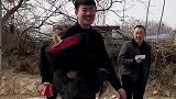 小伙提亲太过紧张，手捧鲜花径直略过未婚妻