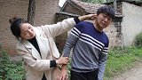 小伙碰瓷大龄剩女，却被大龄剩女一眼相中，看完笑了三天三夜