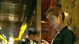 小伙子偷拍忘记关闪光灯，被小姐姐发现了，这下尴尬了！