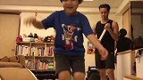功夫小子带着妹妹学武功，哥哥做的动作妹妹也做到了