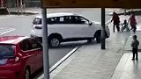 湖南一司机误将油门当成刹车 失控冲散人群致4伤