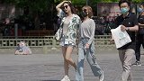 似乎牛仔短裤牛仔短裙又开始流行，看看三里屯的女生穿搭效果