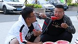 小伙卖西瓜不按套路出牌，一元一勺，结果被路过小伙套路
