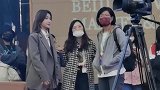秦岚无拘无束，候场抠鼻子的动作，一点女神形象都没有了！