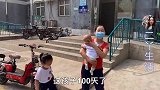 二丫带俩孩子拍百天照，西西解释弟弟流口水原因，真是古灵精怪
