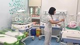 产房实拍新生儿被护士放进保温箱的过程，生命真的好奇妙