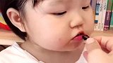 萌娃乖乖的坐着，等待妈妈的投喂