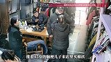 头发花白的母亲推着45岁脑梗儿子买棉袄，老板让大姨随便给