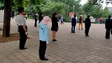 北京玉渊潭第一舞王，舞姿脱俗，一龙戏九凤，尽显一代舞王真本色