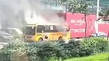 哈尔滨一校车不明原因自燃 烧得只剩下铁架子市民惊呼：起火了！