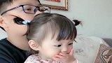 小宝宝火了，当她在哥哥怀里略显拘谨的那一刻，真想亲她一口！