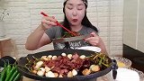 美食猎奇韩国妹子吃泡菜熏鸭肉