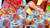 农村特制的大酱，都是用这种桶现装现卖的