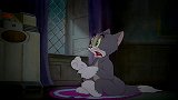 猫和老鼠：汤姆家中看恐怖片瑟瑟发抖，杰瑞见后故意吓唬他