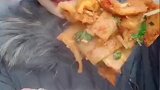 这么冷的天，妹子开始吃烤冷面了，冒着热气热乎乎的真馋人