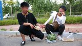 小伙卖西瓜，抠门抠到家了，还有这么抠的人吗