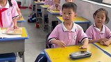 校园版拍拿放挑战，玩着玩着逐渐暴躁的小男孩