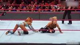 WWE女人也疯狂！打架比男人狠多了  下手一点也不留情