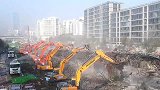 市区内部分高架桥拆除，数十台挖掘机同时工作，这场面十分壮观！