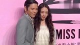 郭碧婷一家三口逛海洋馆 向佐抱着女儿父爱满满