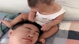 自从生个四脚吞金兽，装睡的爸爸就跟穿尿不湿的杠上了，看完别笑