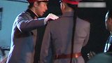 李现新剧军装造型曝光，为搭档整理肩章像极民国版“韩商言”