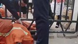 男子钻铁门腰部被卡进退两难，消防员又又又出动了。