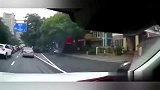 男子加塞不成就路怒，被镜头拍下惊险的全过程！