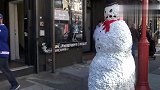 躲在假雪人里，突然动一下把路人吓坏了