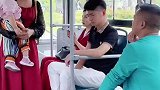 偶遇在公车上暖心的一幕，给老、弱、病、残、孕让座是我们的传统美德