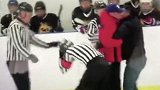 综合-17年-打完裁判打小球员！国内冰球场再次上演暴力事件-新闻