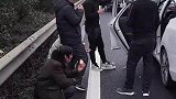 返乡路上遇上堵车，男人们都选择下车相互结交聊天