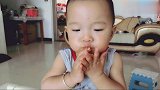 1岁2个月的宝宝非要自己吃饭，没办法，成全他，只是这吃相