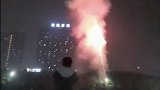 湖南长沙：高校临时通知考试延期 学生激动到点烟花庆祝