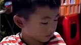 男孩打蛋不料蹦自己一脸