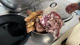 农民王小：烀一大锅猪头猪蹄，王家亲人来啃肉，说起大爷传奇人生
