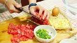 小厨娘单手打蛋，教你做好吃的西红柿面疙瘩汤，超简单，一学就会
