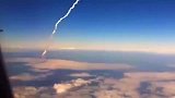 罕见的画面，乘客坐飞机时，亲眼目睹火箭升空！