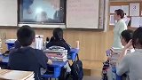 最后一课老师给学生放三年来的视频，学生在笑，她在哭