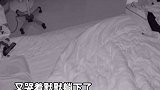 单亲爸爸上夜班，留孩子一人在家睡觉，孩子的一句话让人心碎。