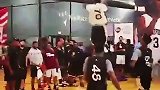 头部超筐空接暴扣！美国野球场又现弹跳大神
