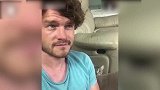 好奇的猫咪，总是从角落钻出来，偷看主人在干什么！