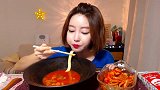 韩国欧尼吃美味辣汤，捞来捞去只为那几根宽粉