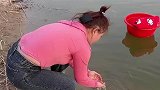 在河边洗突然听见婴儿哭声！河里漂着一个娃娃！是谁这么狠的心？