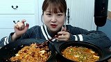 韩国可爱美女挑战蟹肉大酱汤，一碗根本不够吃，超满足