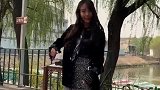 和闺蜜在公园尬舞，北京闺蜜团的小姐姐不了解一下