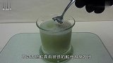 “食人鱼”液体有多恐怖老外把一根香肠丢进去，场面瞬间失控