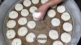 福建泉州柴火蒸肉包，做30年仅做2样小吃，阿姨日做300个肉包