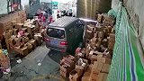 监控遇到这种情况还能发朋友圈，真是个狠人！